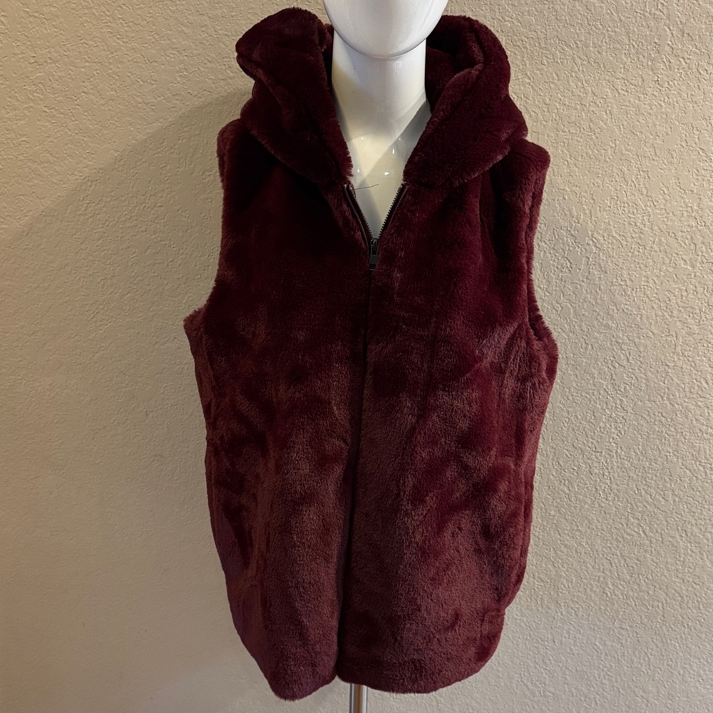 Simply Vera Vera Wang Deep Burgundy Vest size medium new‎ without tags